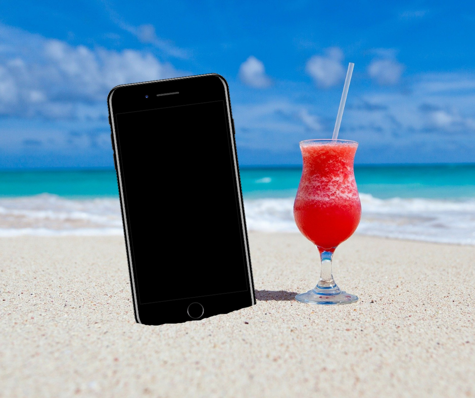 Smartfon iPhone w piasku na plaży