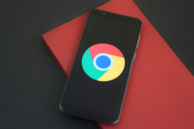 Telefon wyświetlający na ekranie logo google